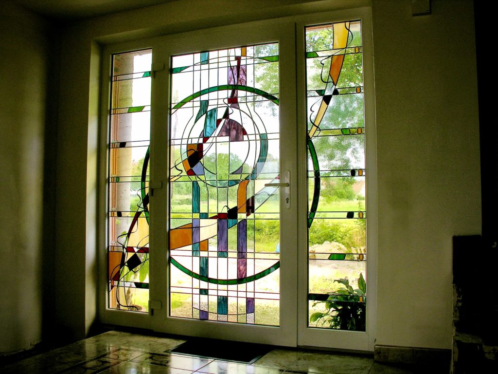 Porte d'entrée composée de vitraux d'art