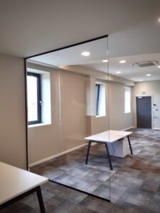 Bureau moderne avec paroi en verre transparent.